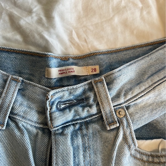 Levi's Denim - Size 28 Levi jeans. 

High loose ample haut.

Light coloring. 

Like new.